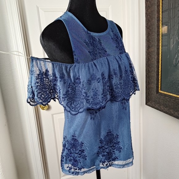 Francesca's Mi ami Sleeveless Cold Shoulder Frilly Lacy Indigo Top Medium - Picture 1 of 11